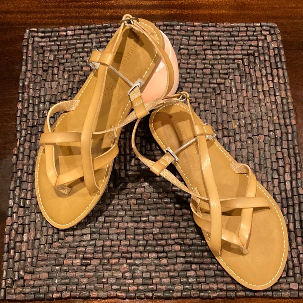 Tan Strappy Flat Sandals Size 8 Minimalist Summer Beach Vacation Staple